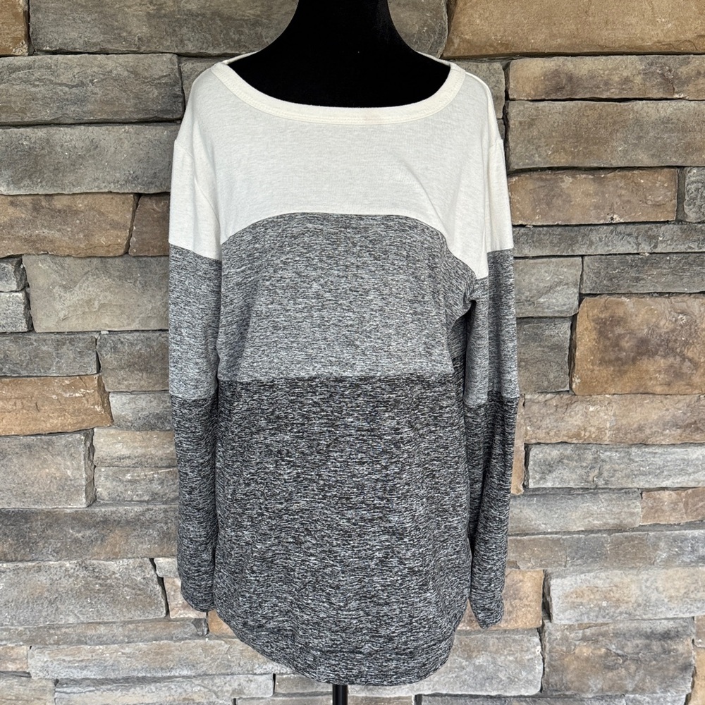 Women’s Colorblock Long Sleeve Top in White and Gray